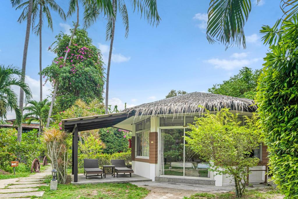 Bungalow with thatched roof
